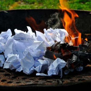 fdr Lotsennetzwerk Selbsthilfe Papier verbrennt in Feuerschale